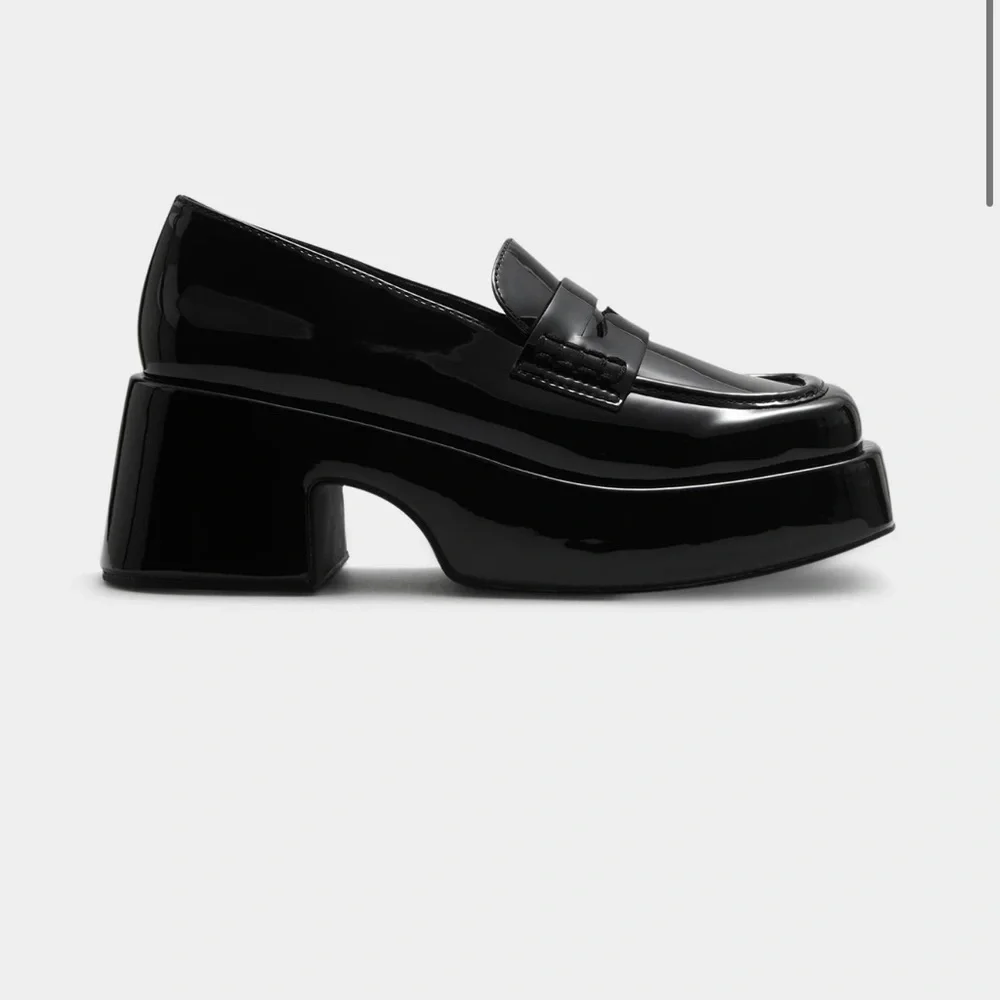Black Chunky retro 90’s 00’s patent leather loafers Therapy Ella May Ding  sz 7